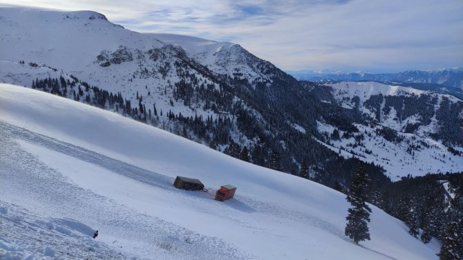 Kar ve tipi nedeniyle iki tır yoldan çıkarak uçurum sürüklendi