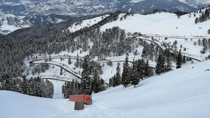 Kar ve tipi nedeniyle iki tır yoldan çıkarak uçurum sürüklendi
