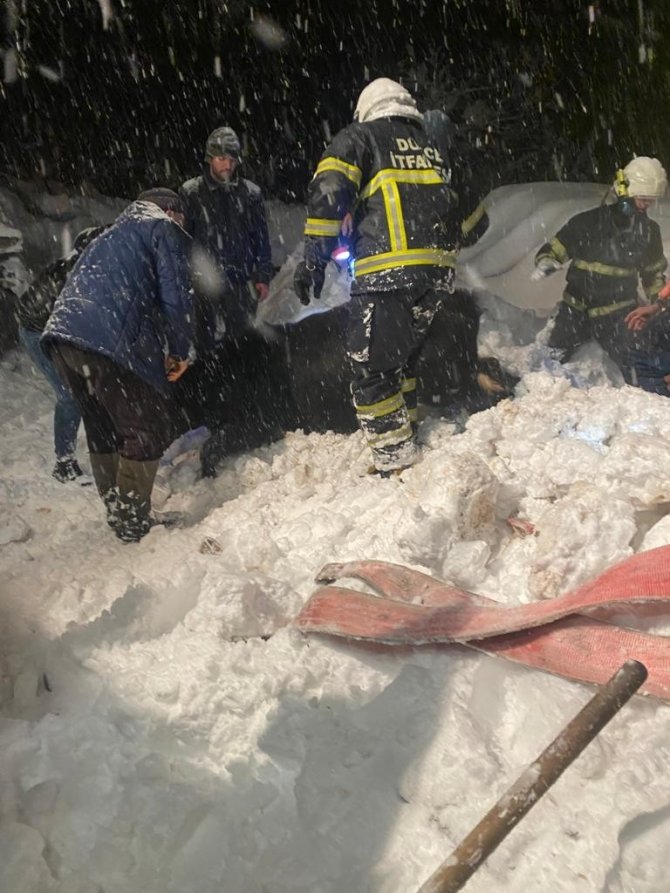 Kar yağışından ahır çöktü, itfaiye yardıma koştu