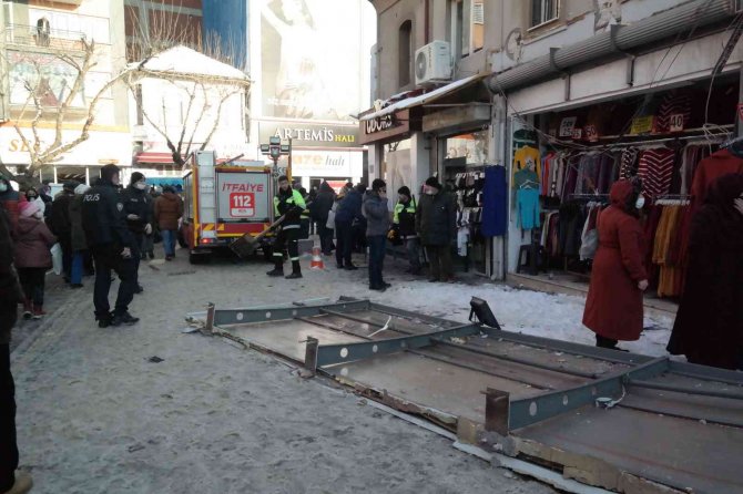 Kar yığınını taşıyamayan tente çöktü, 1 kişi yaralandı