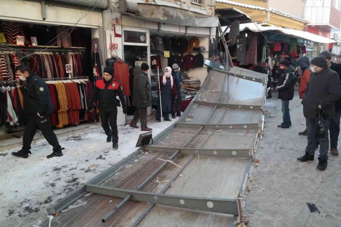 Kar yığınını taşıyamayan tente çöktü, 1 kişi yaralandı