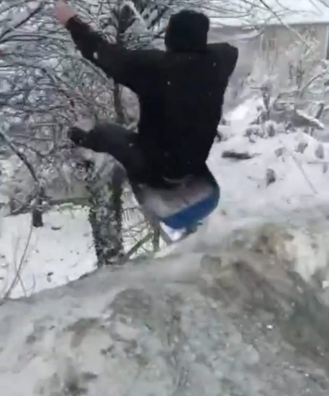 Kayarken 4 metre havalanarak ağaca böyle çarptı