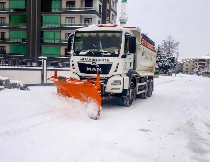 Meram’da yoğun kar mesaisi
