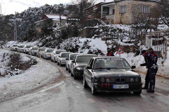 Mersin’in yüksek kesimlerinde kar yağışı etkili oluyor
