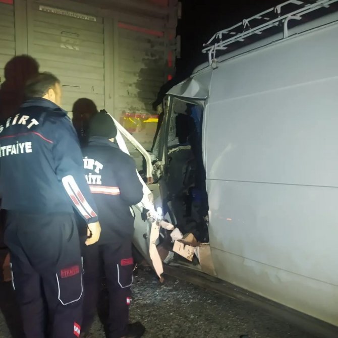 Minibüs tıra çarptı: 2 yaralı