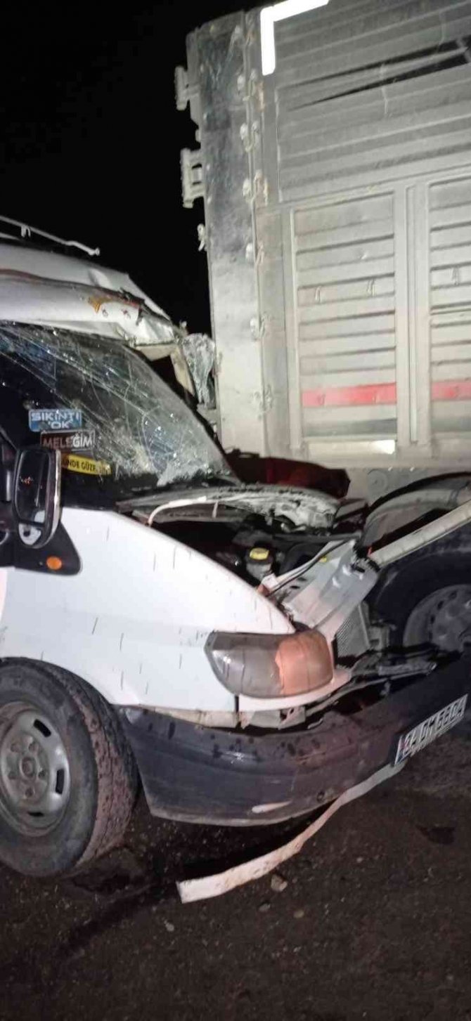 Minibüs tıra çarptı: 2 yaralı