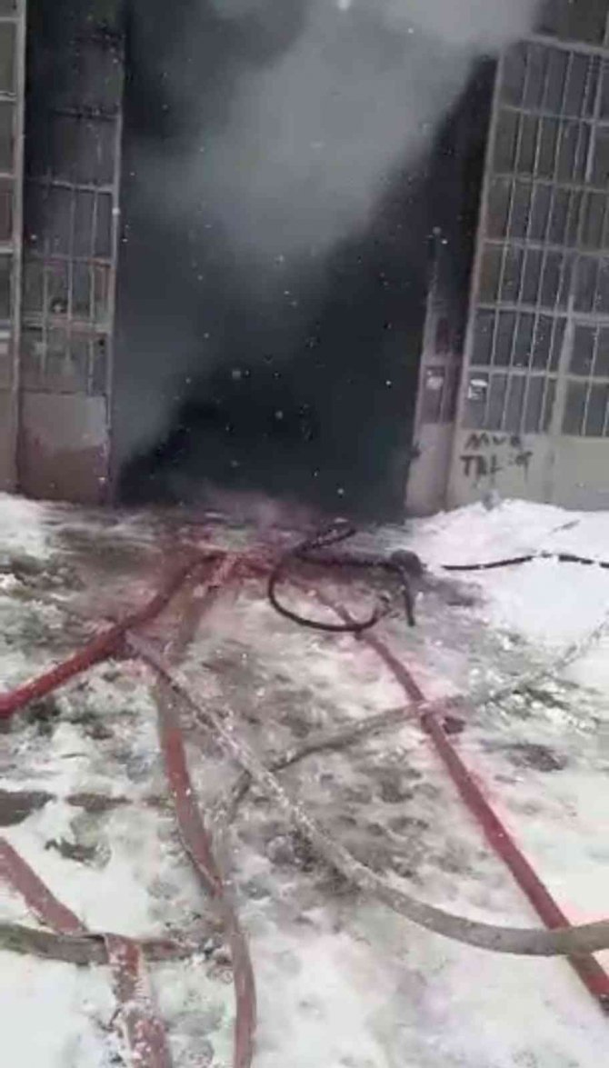 Oto sevisinde korkutan yangın!