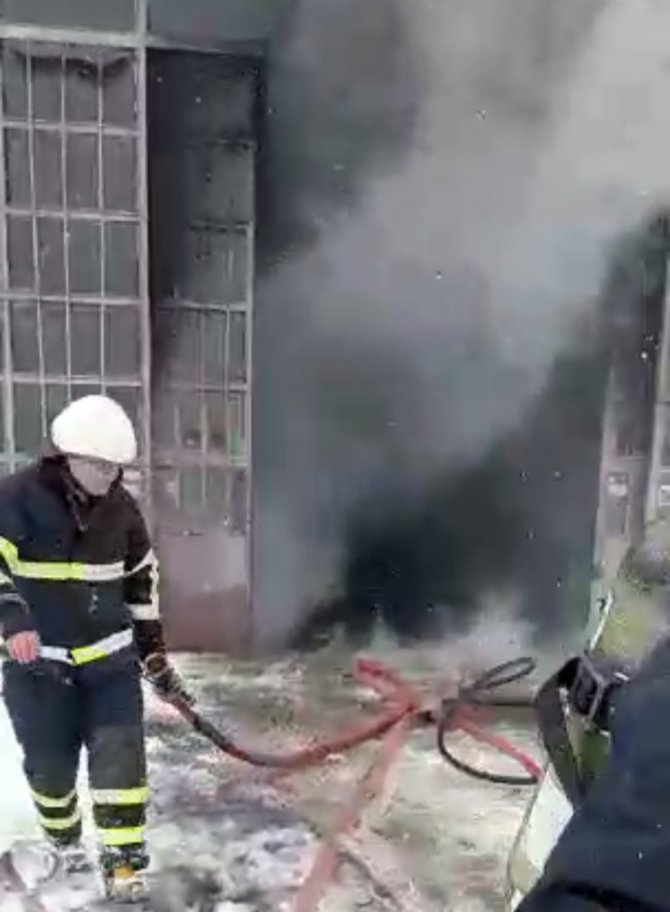 Oto sevisinde korkutan yangın!