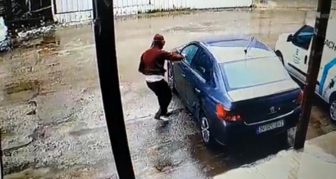 Otomobilden 82 bin lira çalan iki zanlı tutuklandı