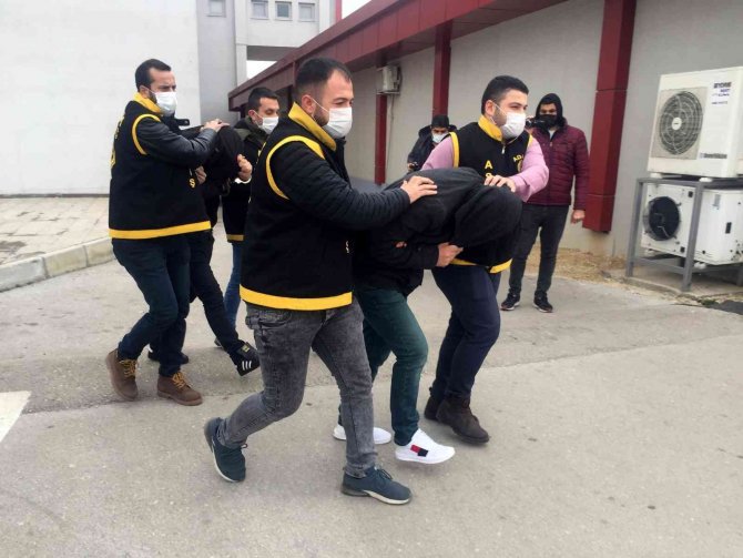 Otomobilden 82 bin lira çalan iki zanlı tutuklandı