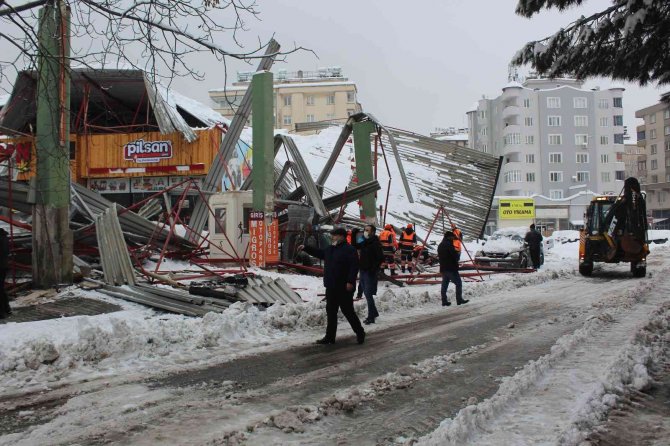 Pazar yeri çatısı çöktü, ortalık savaş alanına döndü