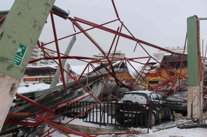 Pazar yeri çatısı çöktü, ortalık savaş alanına döndü