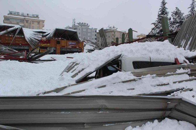 Pazar yeri çatısı çöktü, ortalık savaş alanına döndü