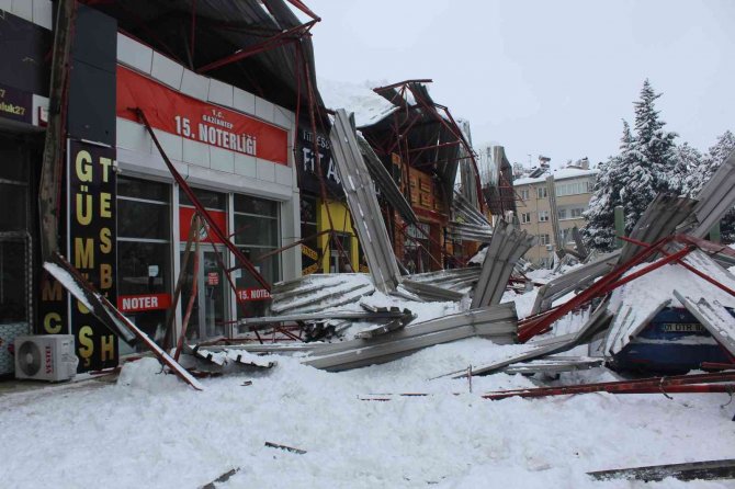 Pazar yeri çatısı çöktü, ortalık savaş alanına döndü
