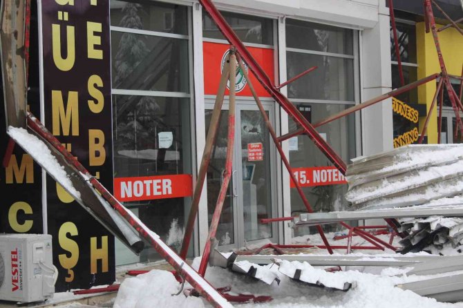 Pazar yeri çatısı çöktü, ortalık savaş alanına döndü