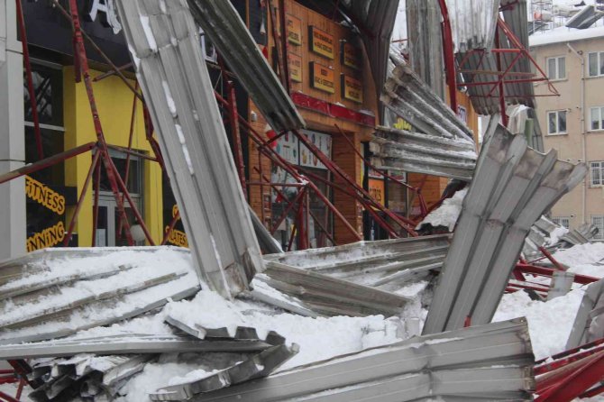 Pazar yeri çatısı çöktü, ortalık savaş alanına döndü