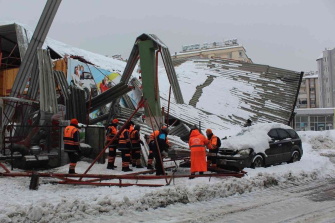 Pazar yeri çatısı çöktü, ortalık savaş alanına döndü
