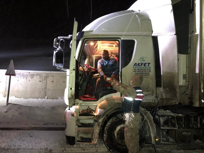 Refahiye jandarmadan kar nedeniyle yolda bekleyenlere çorba ikramı