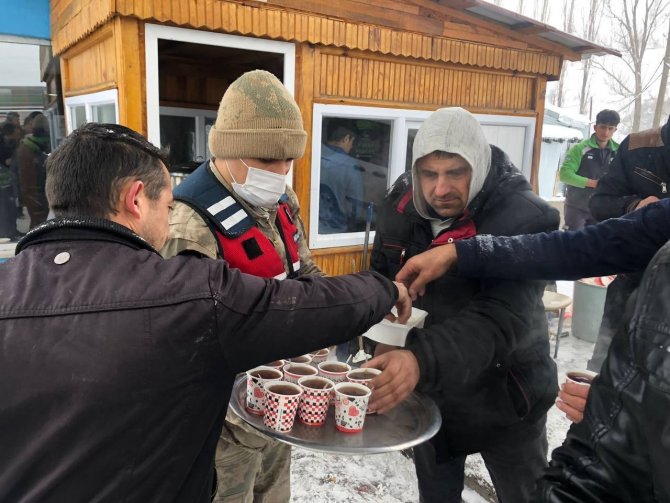 Refahiye jandarmadan kar nedeniyle yolda bekleyenlere çorba ikramı