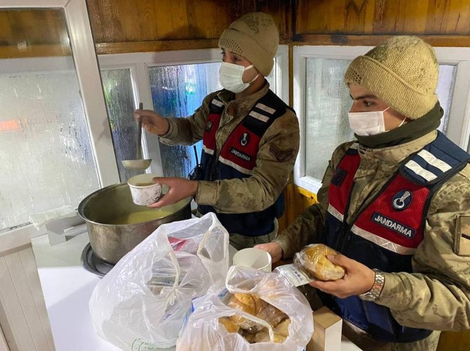Refahiye jandarmadan kar nedeniyle yolda bekleyenlere çorba ikramı