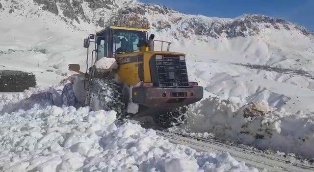 Siirt’te kar ve tipide mahsur kalan sporcu kafilesi kurtarıldı
