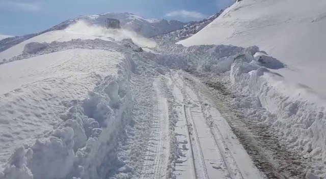 Siirt’te kar ve tipide mahsur kalan sporcu kafilesi kurtarıldı