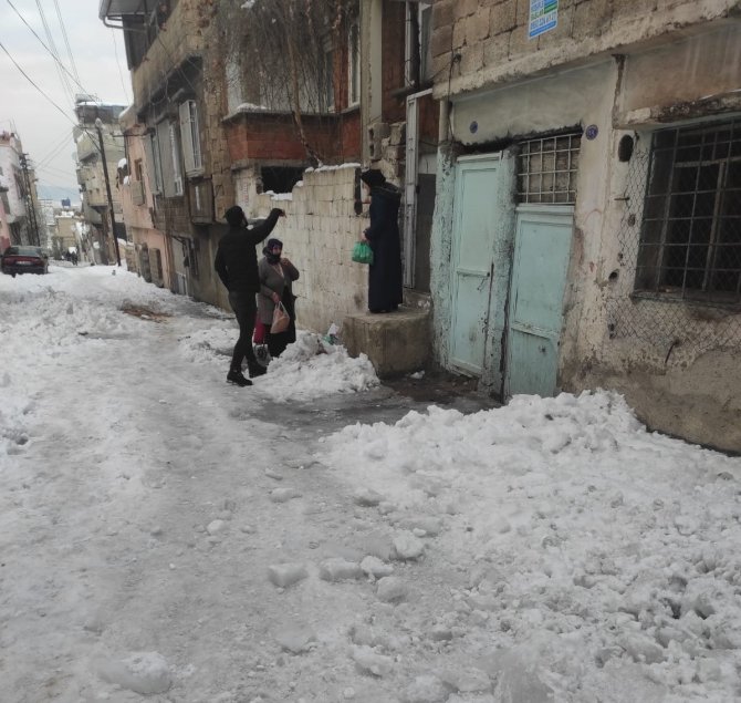 Soğuk kış günlerinde yaşlılara yürekleri ısıtan destek