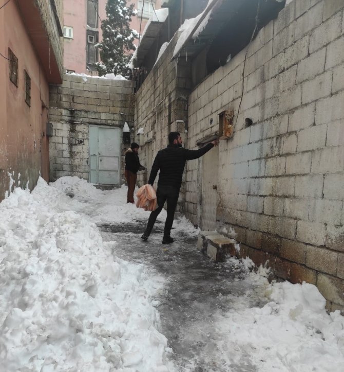Soğuk kış günlerinde yaşlılara yürekleri ısıtan destek