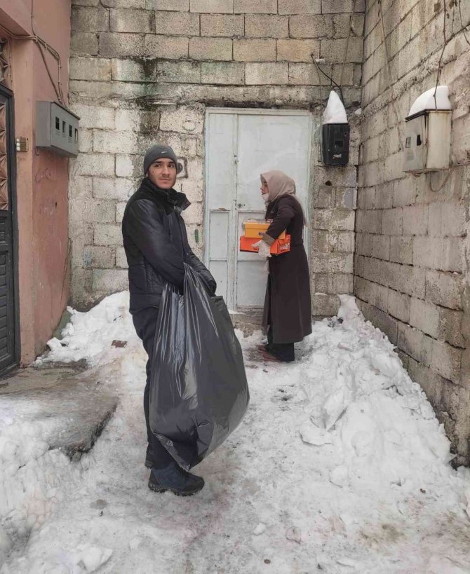 Soğuk kış günlerinde yaşlılara yürekleri ısıtan destek