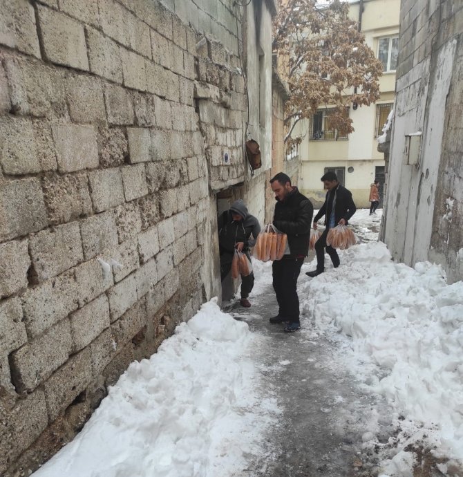 Soğuk kış günlerinde yaşlılara yürekleri ısıtan destek