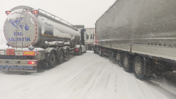 Süpürgelik’te trafik akışına kar engeli
