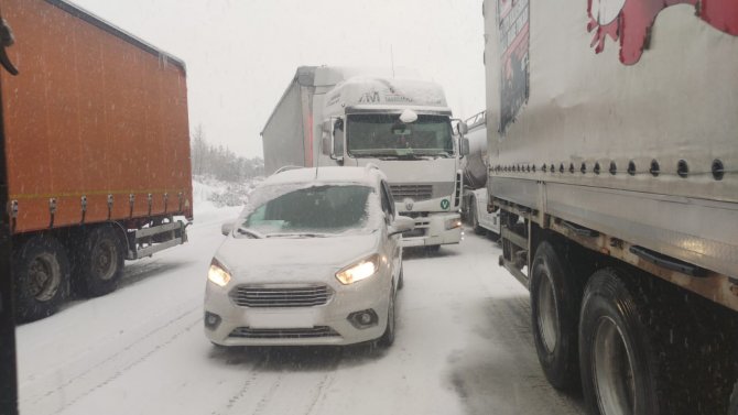 Süpürgelik’te trafik akışına kar engeli