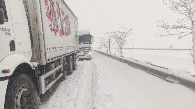 Süpürgelik’te trafik akışına kar engeli