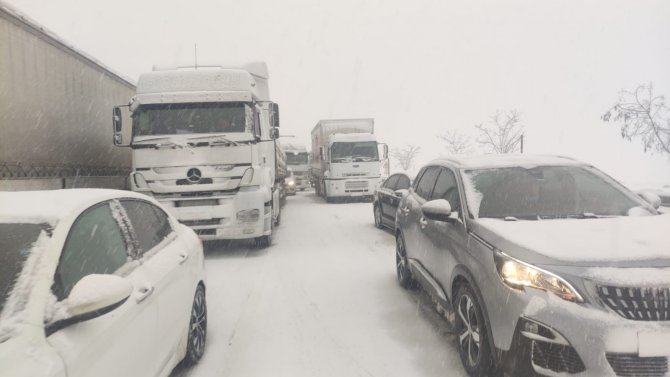 Süpürgelik’te trafik akışına kar engeli