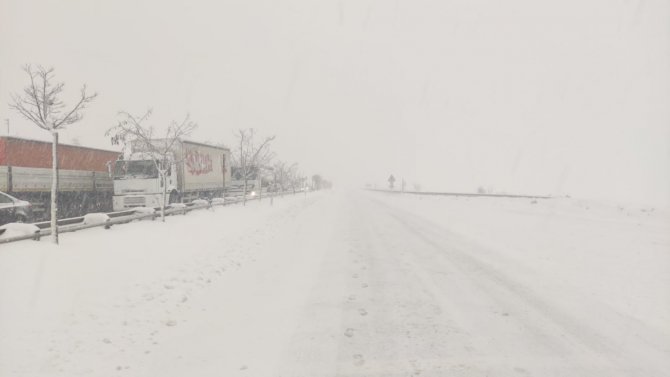 Süpürgelik’te trafik akışına kar engeli