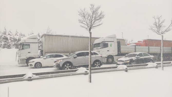 Süpürgelik’te trafik akışına kar engeli