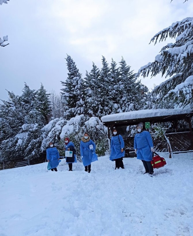 Vatandaşlara aşı ulaştırmak için kapı kapı geziyorlar