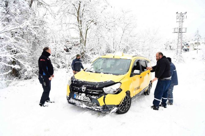 Yalova’da kar sebebiyle araçlar yoldan çıktı