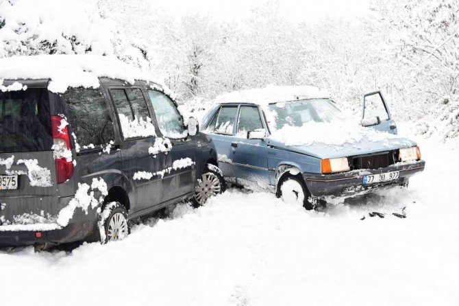 Yalova’da kar sebebiyle araçlar yoldan çıktı