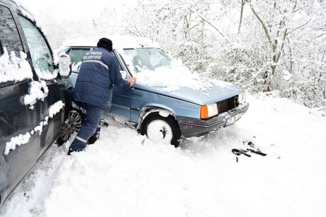 Yalova’da kar sebebiyle araçlar yoldan çıktı