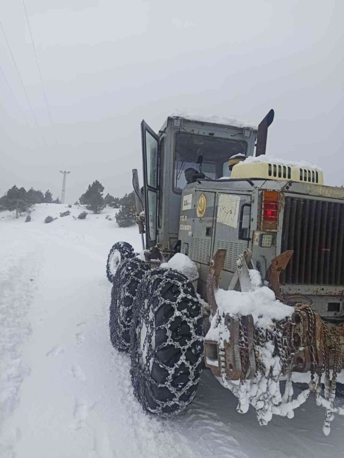 Yazın alevlerle kışın karla mücadele ediyorlar