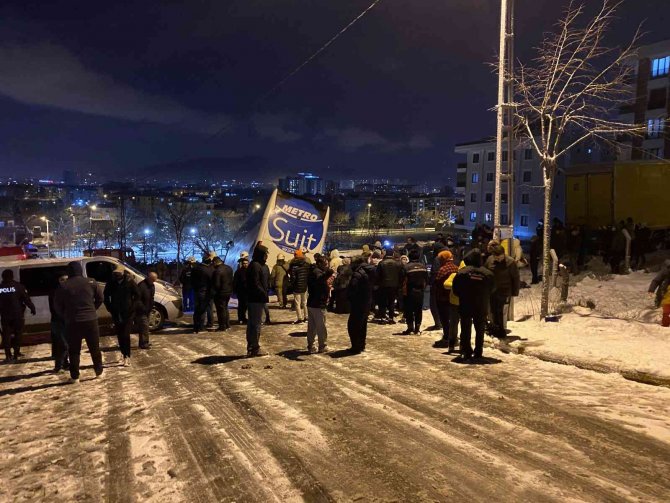 Yolcu otobüsü buzlanan yolda yan yattı