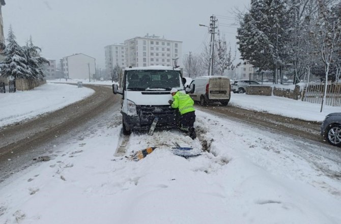Yolda kalan sürücülerin imdadına polis ekipleri koştu