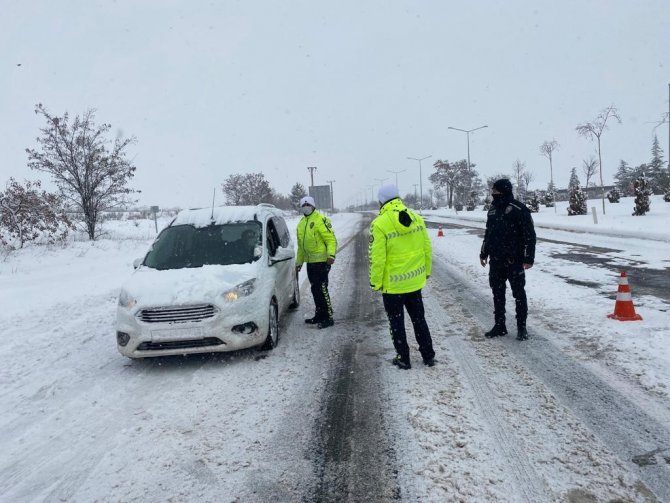 Yolda kalan sürücülerin imdadına polis ekipleri koştu