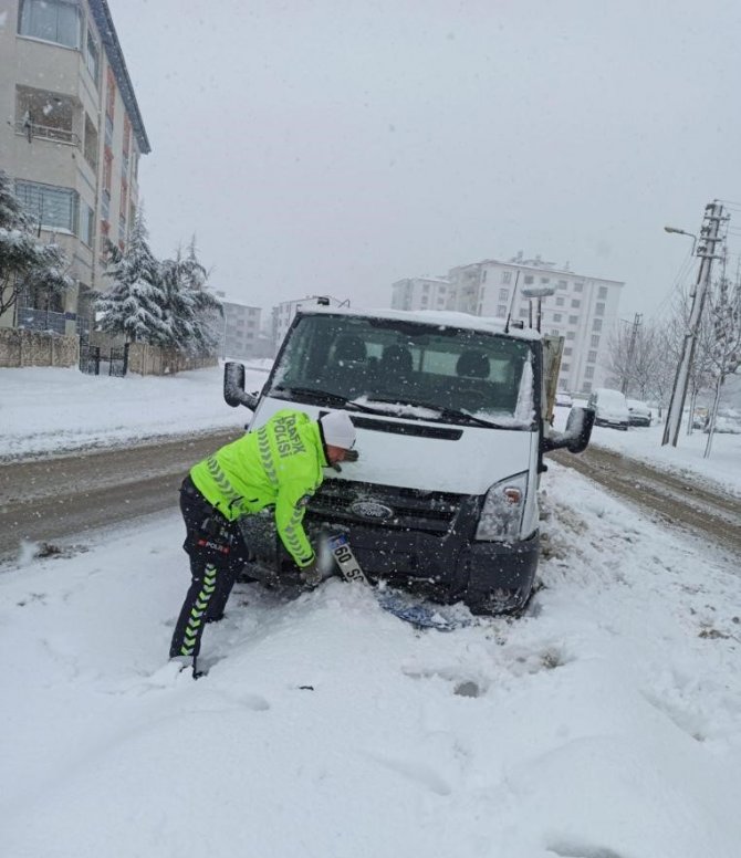 Yolda kalan sürücülerin imdadına polis ekipleri koştu