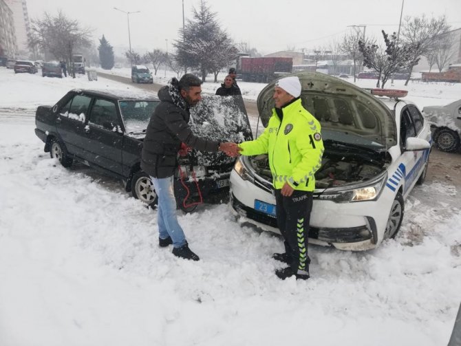 Yolda kalan sürücülerin imdadına polis ekipleri koştu