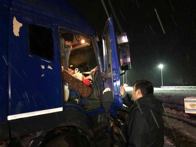 Yolda mahsur kalan tır sürücülerine yardım