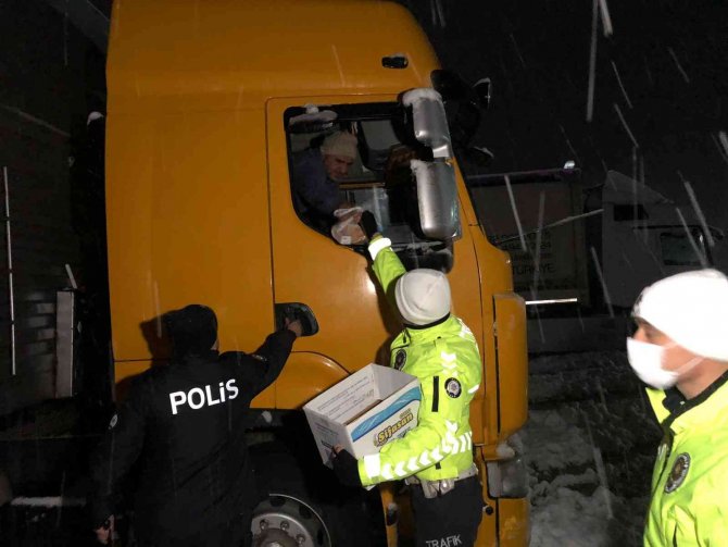 Yolda mahsur kalan tır sürücülerine yardım