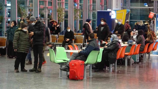Yüzlerce vatandaş terminalde kaldı