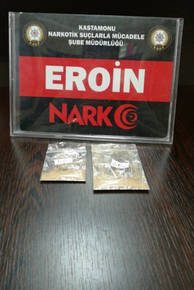 3,53 gram eroinle yakalanan 2 kişi gözaltına alındı